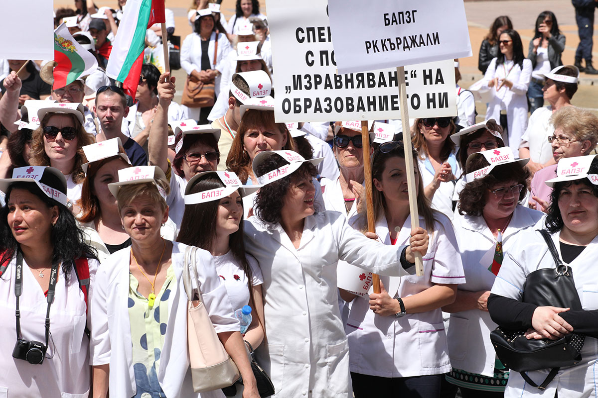 Bulgarian health workers and nurses protest against nurses' low wages 