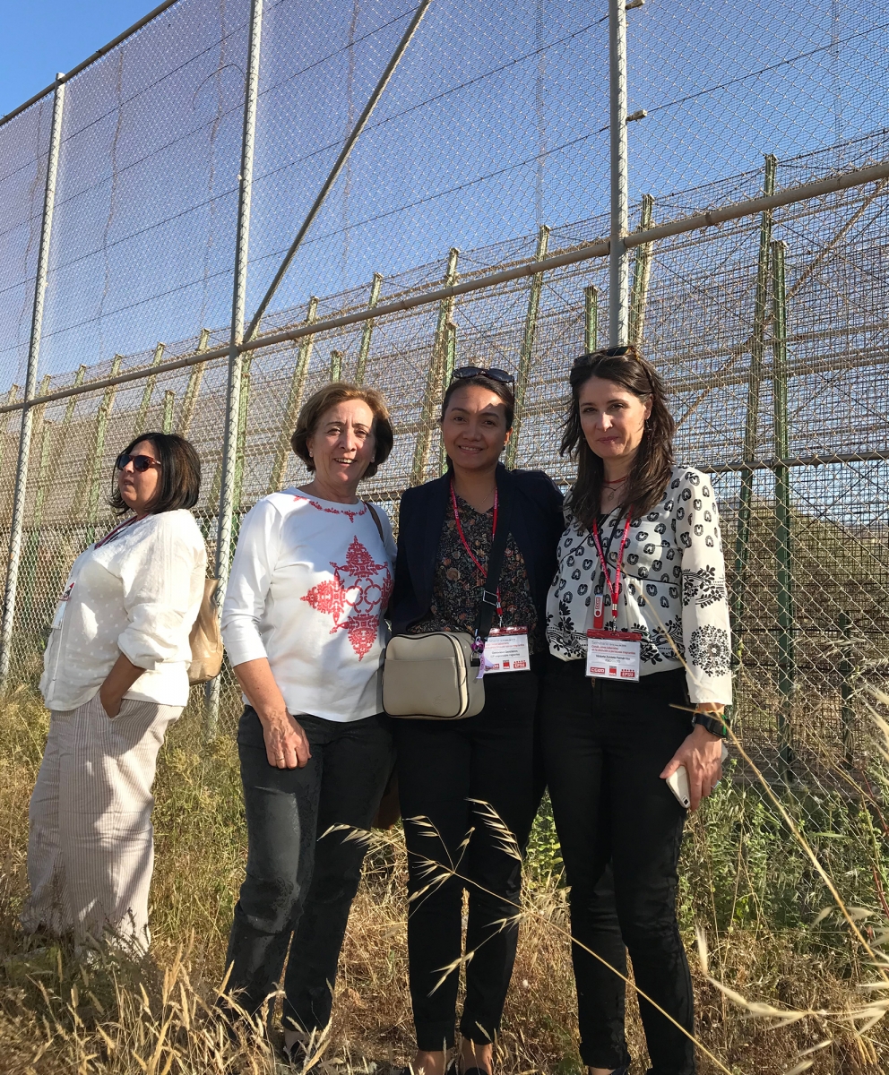 Genevieve Gencianos (PSI) con colegas de Comisiones Obreras (CC.OO) en la visita al Muro fronterizo de Melilla.