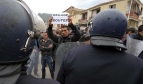 Un manifestant tient une pancarte sur laquelle est écrit « Dégage Boutef » (Abdelaziz Bouteflika) durant une manifestation appelant au boycott de l’élection présidentielle algérienne à Bejaia, le 5 avril 2014. (AP Photo/Sidali Djarboub)