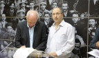 Histadrut Chairman, Avi Nissenkorn, and the Chairman of the Federation of Israeli Economic Organizations, Zvi Oren, signing the agreement