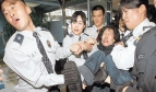 La police coréen enlève une manifestante