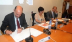 Rosa Pavanelli PSI General Secretary signs the agreement
