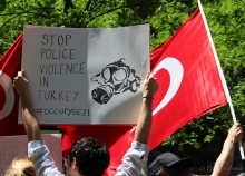 Photo by Elif Altinbasak - Turkish flag + banner calling to stop police violence
