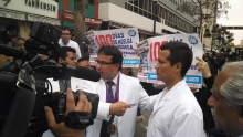 El Decano Nacional, Dr. César Palomino Colina, denuncia ante la prensa la agresión sufrida por el Dr. Fredy Escobedo, quien fue impactado en el rostro por un varazo de la policía.