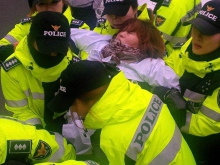 La police enlève de force une gréviste