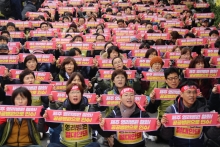 Los miembros de KHMU protestan en contra del hospital con fines lucrativos de Jeju. 