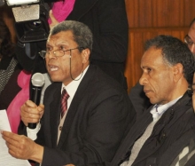 Mansour Cherni, à gauche, prend la parole