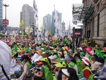 Hundreds of demonstrators for education support worker rights in Korea