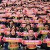 Los miembros de KHMU protestan en contra del hospital con fines lucrativos de Jeju. 