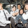 La policía de Corea arrastran un manifestante