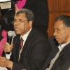 Mansour Cherni, à gauche, prend la parole
