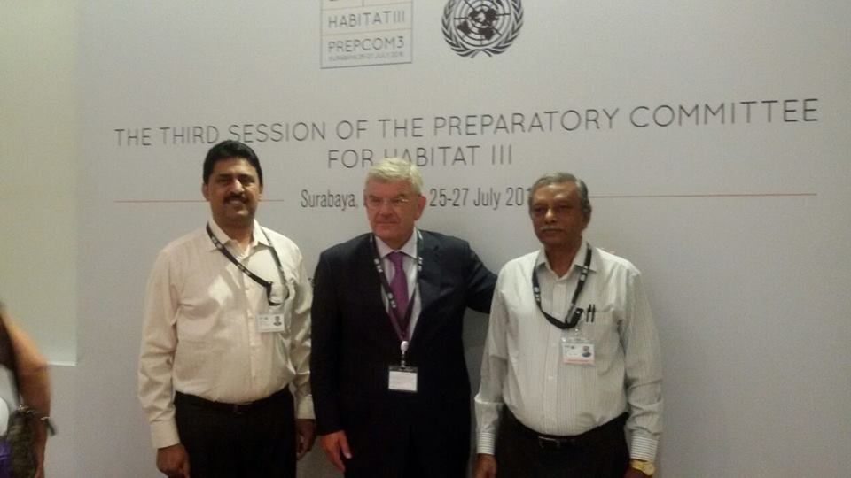 Raman Kannan, PSI Sub Regional Secretary for South Asia (left) and Hafizul Hossain, PGCB Workers & Employees Union of Bangladesh (right) with Jan van Zane, Mayor of Utrecht, The Netherlands (center)