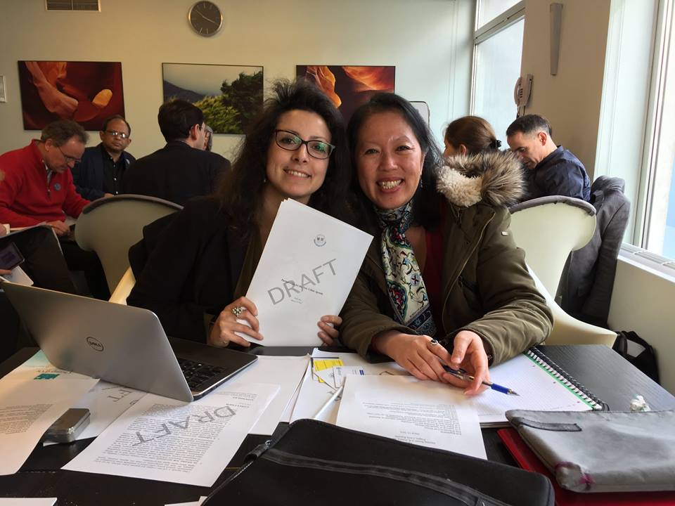 Daria Cibrario (ISP) et Jin Sook Lee (IBB) travaillant sur le projet de document de l’Assemblée générale des partenaires (AGP) d’Habitat III en faveur de dispositions favorables aux syndicats et aux travailleurs/euses lors de la Conférence régionale européenne Habitat III, organisée à Prague en mars 2016.