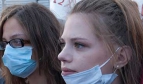 Jeunes femmes presentes aux demonstrations en Grece