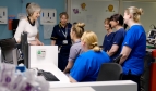 Le personnel de santé discutent du plan à long terme avec la Première Ministre Theresa May 