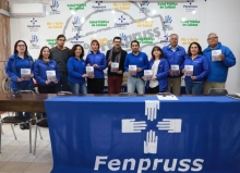 Les membres de la FENPRUSS posent avec le livret « La santé dont nous rêvons est possible. » 